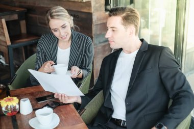 İki işadamı ve iş kadını çift, birlikte çalışmak için Sky Lounge 'da ya da ofiste buluşuyorlar.