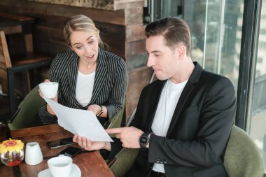 İki işadamı ve iş kadını çift, birlikte çalışmak için Sky Lounge 'da ya da ofiste buluşuyorlar.