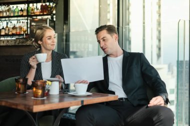 İki işadamı ve iş kadını çift, birlikte çalışmak için Sky Lounge 'da ya da ofiste buluşuyorlar.