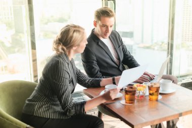 İki işadamı ve iş kadını çift, birlikte çalışmak için Sky Lounge 'da ya da ofiste buluşuyorlar.