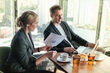 İki işadamı ve iş kadını çift, birlikte çalışmak için Sky Lounge 'da ya da ofiste buluşuyorlar.