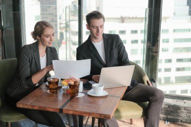 İki işadamı ve iş kadını çift, birlikte çalışmak için Sky Lounge 'da ya da ofiste buluşuyorlar.