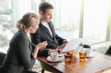 İki işadamı ve iş kadını çift, birlikte çalışmak için Sky Lounge 'da ya da ofiste buluşuyorlar.