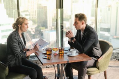 İki işadamı ve iş kadını çift, birlikte çalışmak için Sky Lounge 'da ya da ofiste buluşuyorlar.