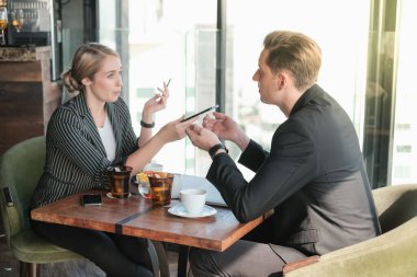 İki işadamı ve iş kadını çift, birlikte çalışmak için Sky Lounge 'da ya da ofiste buluşuyorlar.