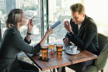 İki işadamı ve iş kadını çift, birlikte çalışmak için Sky Lounge 'da ya da ofiste buluşuyorlar.