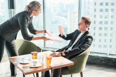 İki işadamı ve iş kadını çift, birlikte çalışmak için Sky Lounge 'da ya da ofiste buluşuyorlar.