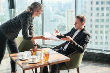 İki işadamı ve iş kadını çift, birlikte çalışmak için Sky Lounge 'da ya da ofiste buluşuyorlar.