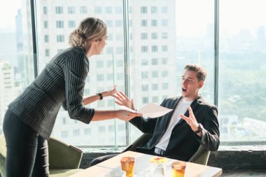 İki işadamı ve iş kadını çift, birlikte çalışmak için Sky Lounge 'da ya da ofiste buluşuyorlar.