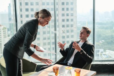 İki işadamı ve iş kadını çift, birlikte çalışmak için Sky Lounge 'da ya da ofiste buluşuyorlar.