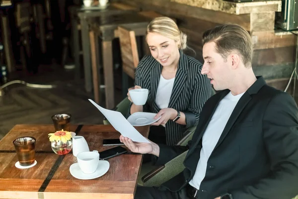 İki işadamı ve iş kadını çift, birlikte çalışmak için Sky Lounge 'da ya da ofiste buluşuyorlar.
