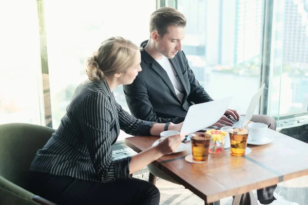 İki işadamı ve iş kadını çift, birlikte çalışmak için Sky Lounge 'da ya da ofiste buluşuyorlar.