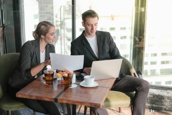 İki işadamı ve iş kadını çift, birlikte çalışmak için Sky Lounge 'da ya da ofiste buluşuyorlar.