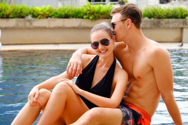 Aşık portre çifti, seksi bikini havuz başı partisi yüzme havuzunda eğlenmek yaz mevsiminde mutlu bir hayat.