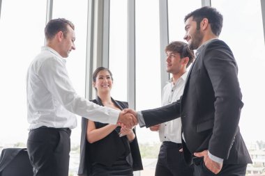 Çok ırklı seminer grup toplantısı ve takım çalışması ofiste başarılı oldu