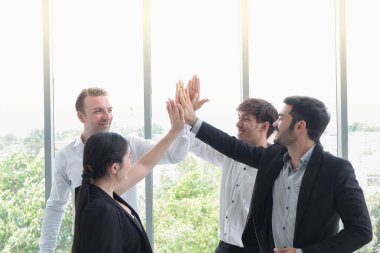 Çok ırklı seminer grup toplantısı ve takım çalışması ofiste başarılı oldu