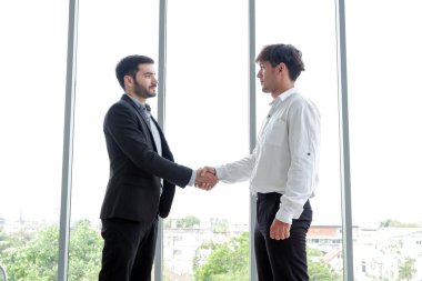 İş adamı ve ortakları iş yerinde tokalaşıyor