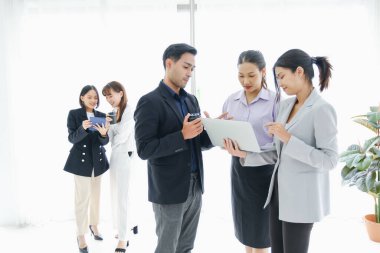 Seminerdeki Asya işleri ya da konferans odasında grup toplantıları