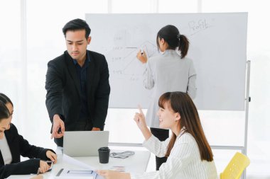 Seminerdeki Asya işleri ya da konferans odasında grup toplantıları