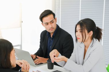 Seminerdeki Asya işleri ya da konferans odasında grup toplantıları