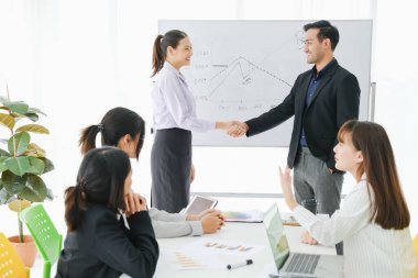Seminerdeki Asya işleri ya da konferans odasında grup toplantıları