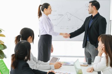 Seminerdeki Asya işleri ya da konferans odasında grup toplantıları