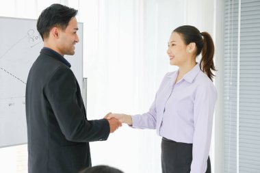 Seminerdeki Asya işleri ya da konferans odasında grup toplantıları