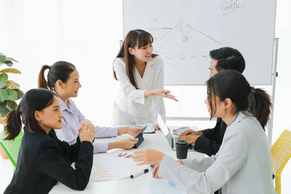 Asiatische Unternehmen Seminaren Oder Mitarbeitergruppentreffen Konferenzraum — Stockfoto