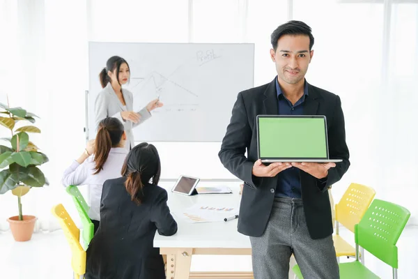 Seminerdeki Asya işleri ya da konferans odasında grup toplantıları