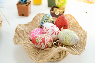 Sepette renkli paskalya yumurtaları, Mutlu Paskalya günleri.