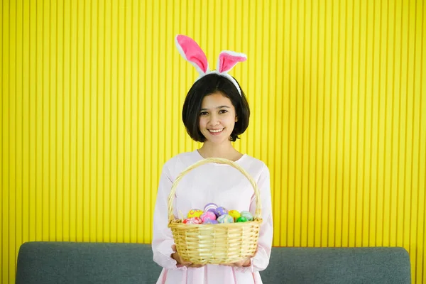 Retrato Bonito Jovem Ásia Menina Com Pintado Ovos Feliz Páscoa — Fotografia de Stock