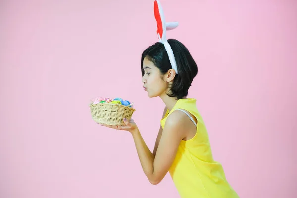 色彩艳丽的年轻亚洲女孩 彩绘彩蛋 复活节快乐 — 图库照片