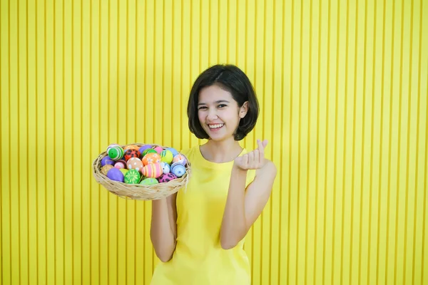 Retrato Hermosa Chica Asiática Joven Con Huevos Pintados Feliz Día — Foto de Stock