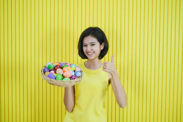 Portré Gyönyörű Fiatal Ázsiai Lány Festett Tojással Boldog Húsvét Napot — Stock Fotó