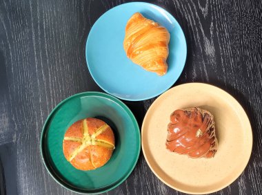 Masada kruvasan ve fırında ekmek.