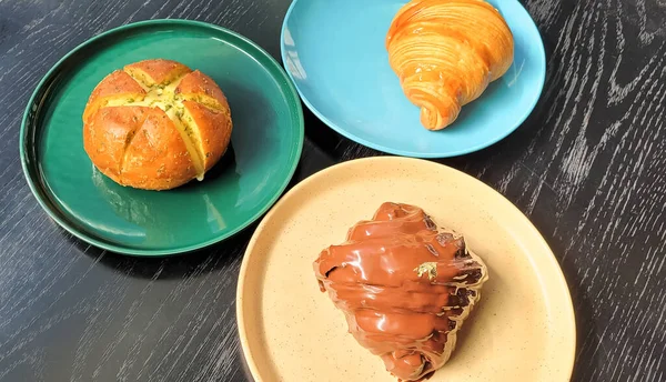 Masada kruvasan ve fırında ekmek.