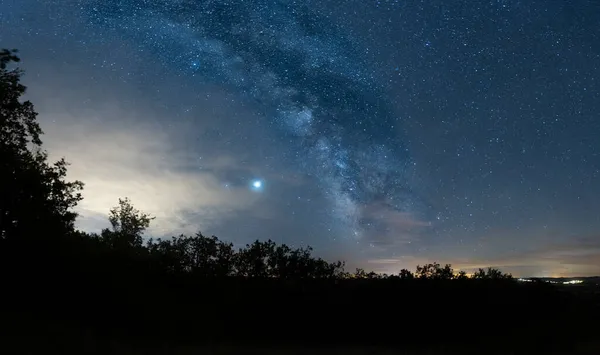 Via leitosa durante a noite na França. Uma noite cheia de estrelas. galáxia. — Fotografia de Stock