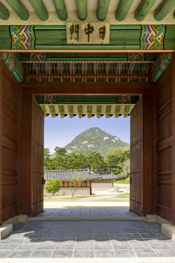 Güney Kore, Seul 'deki Gyeongbokgung Sarayı. Dağın manzaralı kapısı. 
