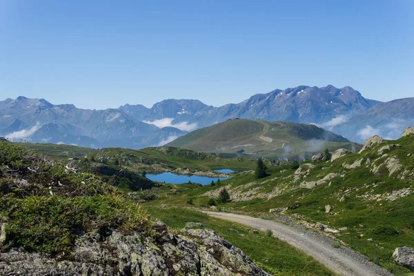 Lake le Lac Besson, Alpes dHuez. Franse Alpen. Reflectie en blauwe lucht. — Stockfoto