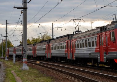 Yolcu treni demiryolunda.