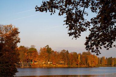 sonbahar parkı güzel manzara