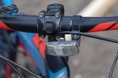 Motorun ön tarafında.