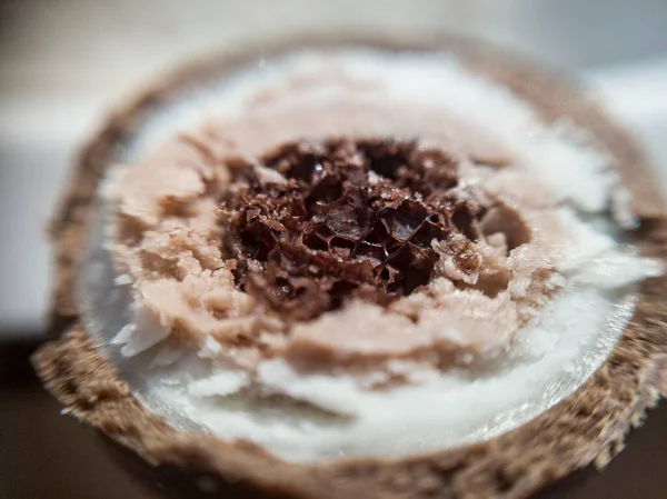 Schokoladenkuchen Auf Einem Teller — Stockfoto