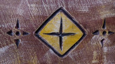 Boyalı bir ahşap oymaya yakın.