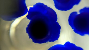 mavi su damlaları, arkaplan