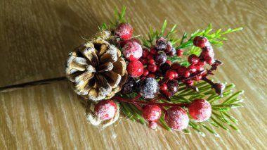 Ahşap arka planda noel süslemesi