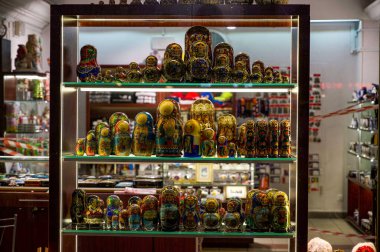 Oyuncak bebekleri olan hediyelik eşya dükkanı.