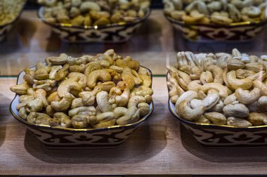 Tahta bir masada fındıklı tabak.