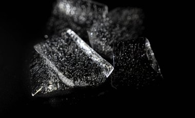 Siyah arkaplanda buza yakın çekim