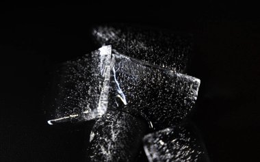 Siyah arkaplanda buza yakın çekim